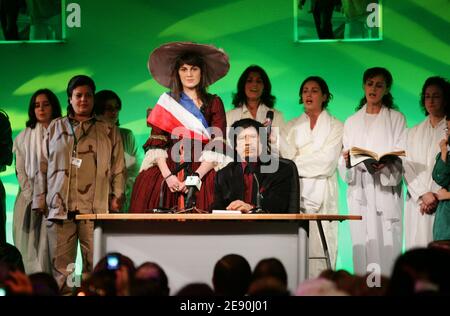 Le leader libyen Moammar Kadhafi assiste à une réunion avec des personnalités féminines à Paris, le troisième jour de sa visite de six jours à Paris, en France, le 12 décembre 2007. Photo de Chesnot-Stevens/Pool/ABACAPRESS.COM Banque D'Images