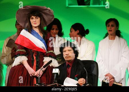 Le leader libyen Moammar Kadhafi assiste à une réunion avec des personnalités féminines à Paris, le troisième jour de sa visite de six jours à Paris, en France, le 12 décembre 2007. Photo de Chesnot-Stevens/Pool/ABACAPRESS.COM Banque D'Images