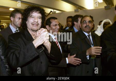 Le leader libyen Moammar Kadhafi regarde en avant de prononcer un discours au siège de l'UNESCO le deuxième jour de sa visite de six jours à Paris, en France, le 11 décembre 2007. Photo de Chesnot-Stevens/Pool/ABACAPRESS.COM Banque D'Images