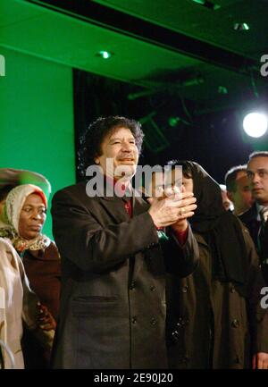 Le leader libyen Moammar Kadhafi assiste à une réunion avec des personnalités féminines à Paris, le troisième jour de sa visite de six jours à Paris, en France, le 12 décembre 2007. Photo de Chesnot-Stevens/Pool/ABACAPRESS.COM Banque D'Images