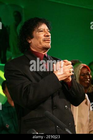 Le leader libyen Moammar Kadhafi assiste à une réunion avec des personnalités féminines à Paris, le troisième jour de sa visite de six jours à Paris, en France, le 12 décembre 2007. Photo de Chesnot-Stevens/Pool/ABACAPRESS.COM Banque D'Images