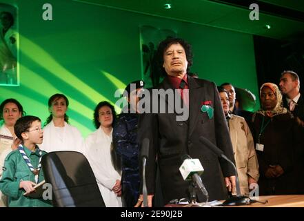 Le leader libyen Moammar Kadhafi assiste à une réunion avec des personnalités féminines à Paris, le troisième jour de sa visite de six jours à Paris, en France, le 12 décembre 2007. Photo de Chesnot-Stevens/Pool/ABACAPRESS.COM Banque D'Images