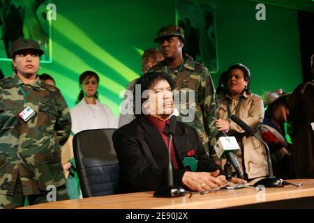 Le leader libyen Moammar Kadhafi assiste à une réunion avec des personnalités féminines à Paris, le troisième jour de sa visite de six jours à Paris, en France, le 12 décembre 2007. Photo de Chesnot-Stevens/Pool/ABACAPRESS.COM Banque D'Images