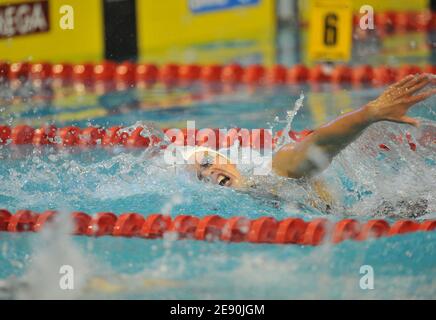 La française Alena Popchanka concurrence sur les 100 mètres Freestyle semi-finale pour femmes lors des Championnats européens de natation de courte durée, à Debrecen, Hongrie, le 13 décembre 2007. Photo de Stéphane Kempinaire/Cameleon/ABACAPRESS.COM Banque D'Images