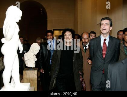 Le dirigeant libyen Moammar Kadhafi regarde les statues alors qu'il visite le musée du Louvre lors de sa visite controversée de six jours à Paris, France, le 13 décembre 2007. Photo de Chesnot-Stevens/Pool/ABACAPRESS.COM Banque D'Images