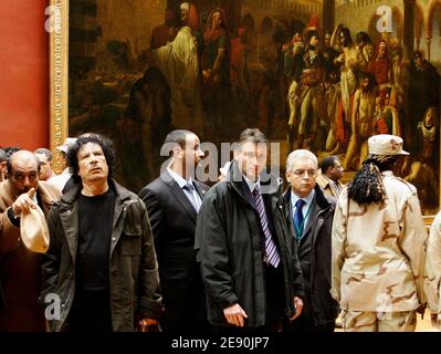 Le leader libyen Moammar Kadhafi regarde les peintures alors qu'il visite le musée du Louvre lors de sa visite controversée de six jours à Paris, France, le 13 décembre 2007. Photo de Chesnot-Stevens/Pool/ABACAPRESS.COM Banque D'Images