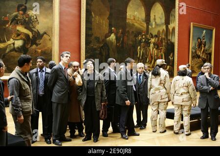 Le leader libyen Moammar Kadhafi regarde les peintures alors qu'il visite le musée du Louvre lors de sa visite controversée de six jours à Paris, France, le 13 décembre 2007. Photo de Chesnot-Stevens/Pool/ABACAPRESS.COM Banque D'Images