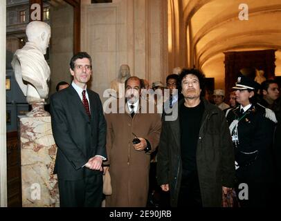 Le leader libyen Moammar Kadhafi regarde les peintures alors qu'il visite le musée du Louvre lors de sa visite controversée de six jours à Paris, France, le 13 décembre 2007. Photo de Chesnot-Stevens/Pool/ABACAPRESS.COM Banque D'Images