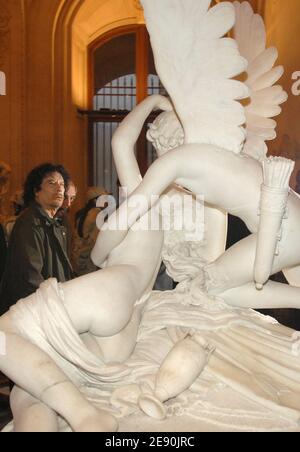 Le dirigeant libyen Moammar Kadhafi regarde les statues alors qu'il visite le musée du Louvre lors de sa visite controversée de six jours à Paris, France, le 13 décembre 2007. Photo de Chesnot-Stevens/Pool/ABACAPRESS.COM Banque D'Images