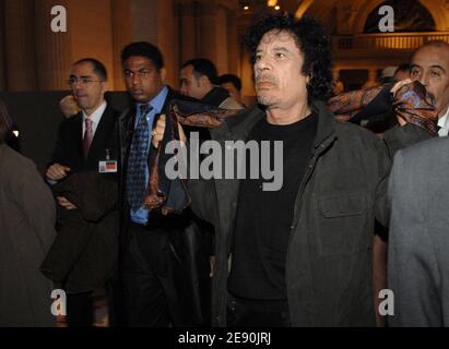 Le leader libyen Moammar Kadhafi regarde les peintures alors qu'il visite le musée du Louvre lors de sa visite controversée de six jours à Paris, France, le 13 décembre 2007. Photo de Chesnot-Stevens/Pool/ABACAPRESS.COM Banque D'Images