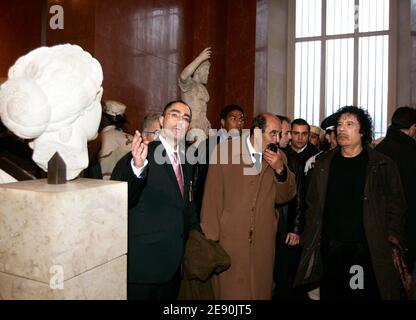 Le dirigeant libyen Moammar Kadhafi regarde les statues alors qu'il visite le musée du Louvre lors de sa visite controversée de six jours à Paris, France, le 13 décembre 2007. Photo de Chesnot-Stevens/Pool/ABACAPRESS.COM Banque D'Images