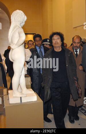 Le dirigeant libyen Moammar Kadhafi regarde les statues alors qu'il visite le musée du Louvre lors de sa visite controversée de six jours à Paris, France, le 13 décembre 2007. Photo de Chesnot-Stevens/Pool/ABACAPRESS.COM Banque D'Images