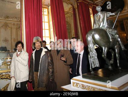 Le leader libyen Moammar Kadhafi visite le château de Versailles, France, le 14 décembre 2007, lors de la dernière surprise touristique de sa visite officielle en France. Photo de Patrick Kovarik/Pool/ABACAPRESS.COM Banque D'Images