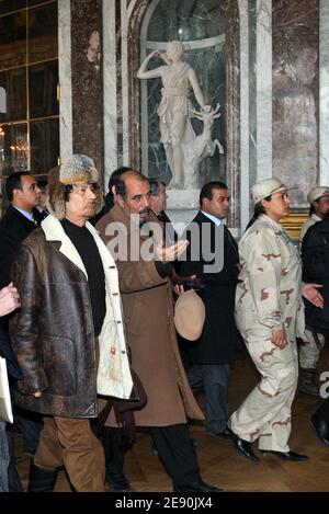 Le leader libyen Moammar Kadhafi visite le château de Versailles, France, le 14 décembre 2007, lors de la dernière surprise touristique de sa visite officielle en France. Photo de Patrick Kovarik/Pool/ABACAPRESS.COM Banque D'Images