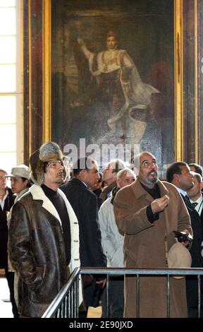 Le leader libyen Moammar Kadhafi visite le château de Versailles, France, le 14 décembre 2007, lors de la dernière surprise touristique de sa visite officielle en France. Photo de Patrick Kovarik/Pool/ABACAPRESS.COM Banque D'Images