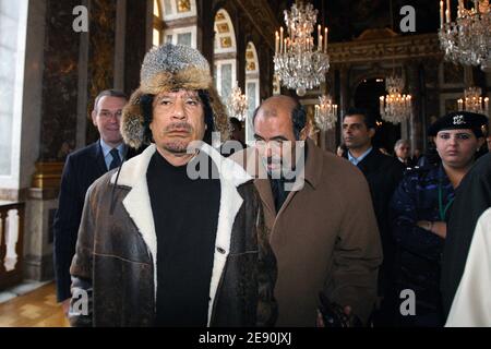 Le leader libyen Moammar Kadhafi visite le château de Versailles, France, le 14 décembre 2007, lors de la dernière surprise touristique de sa visite officielle en France. Photo de Patrick Kovarik/Pool/ABACAPRESS.COM Banque D'Images