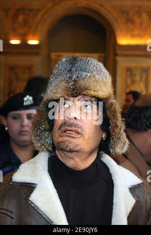 Le leader libyen Moammar Kadhafi visite le château de Versailles, France, le 14 décembre 2007, lors de la dernière surprise touristique de sa visite officielle en France. Photo de Patrick Kovarik/Pool/ABACAPRESS.COM Banque D'Images