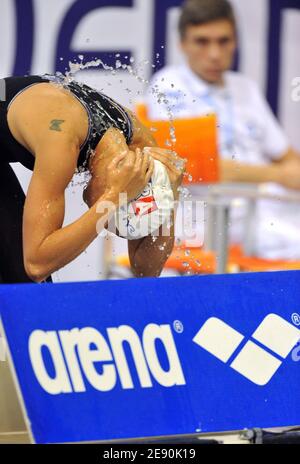 Laure Manaudou en France se produit sur le dos de 100 mètres féminin lors des Championnats d'Europe de natation en court à Debrecen, Hongrie, le 14 décembre 2007. Photo de Stéphane Kempinaire/Cameleon/ABACAPRESS.COM Banque D'Images