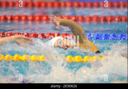 La française Alena Popchanka participe à la finale Freestyle de 100 mètres pour femmes lors des championnats européens de natation en courte durée à Debrecen, Hongrie, le 14 décembre 2007. Photo de Stéphane Kempinaire/Cameleon/ABACAPRESS.COM Banque D'Images