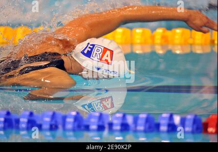 La française Alena Popchanka concurrence sur LES FEMMES 4X50 mètres Freestyle lors des Championnats européens de natation de courte durée à Debrecen, Hongrie, le 14 décembre 2007. Photo de Stéphane Kempinaire/Cameleon/ABACAPRESS.COM Banque D'Images