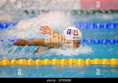 La française Alena Popchanka concurrence sur les femmes 100 mètres demi-finale de papillon lors des Championnats européens de natation de courte durée, à Debrecen, Hongrie, le 15 décembre 2007. Photo de Stéphane Kempinaire/Cameleon/ABACAPRESS.COM Banque D'Images