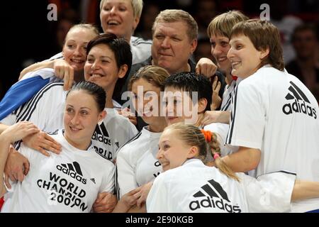 Les joueurs de Russie célèbrent après leur victoire lors du match final du Championnat du monde de handball féminin, la Norvège contre la Russie au Palais Omnisports de Bercy à Paris, France, le 16 décembre 2007. La Russie a gagné 29-24. Photo de Mehdi Taamallah/Cameleon/ABACAPRESS.COM Banque D'Images