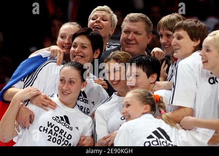 Les joueurs de Russie célèbrent après leur victoire lors du match final du Championnat du monde de handball féminin, la Norvège contre la Russie au Palais Omnisports de Bercy à Paris, France, le 16 décembre 2007. La Russie a gagné 29-24. Photo de Mehdi Taamallah/Cameleon/ABACAPRESS.COM Banque D'Images