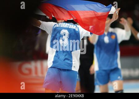 Les joueurs de Russie célèbrent après leur victoire lors du match final du Championnat du monde de handball féminin, la Norvège contre la Russie au Palais Omnisports de Bercy à Paris, France, le 16 décembre 2007. La Russie a gagné 29-24. Photo de Mehdi Taamallah/Cameleon/ABACAPRESS.COM Banque D'Images