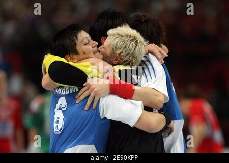 Les joueurs russes célèbrent après le coup de sifflet final lors du match final du Championnat du monde de handball féminin, la Norvège contre la Russie au Palais Omnisports de Bercy à Paris, France, le 16 décembre 2007. La Russie a gagné 29-24. Photo de Mehdi Taamallah/Cameleon/ABACAPRESS.COMABACAPRESS.COM Banque D'Images