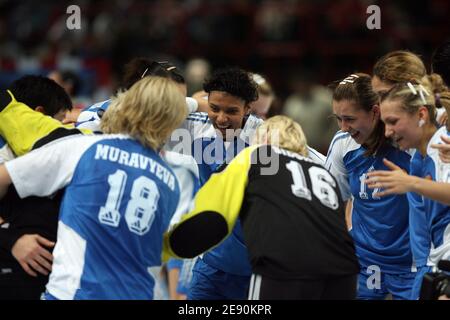 Les joueurs russes célèbrent après le coup de sifflet final lors du match final du Championnat du monde de handball féminin, la Norvège contre la Russie au Palais Omnisports de Bercy à Paris, France, le 16 décembre 2007. La Russie a gagné 29-24. Photo de Mehdi Taamallah/Cameleon/ABACAPRESS.COMABACAPRESS.COM Banque D'Images