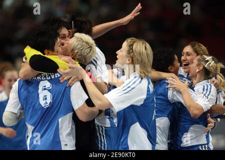 Les joueurs russes célèbrent après le coup de sifflet final lors du match final du Championnat du monde de handball féminin, la Norvège contre la Russie au Palais Omnisports de Bercy à Paris, France, le 16 décembre 2007. La Russie a gagné 29-24. Photo de Mehdi Taamallah/Cameleon/ABACAPRESS.COMABACAPRESS.COM Banque D'Images