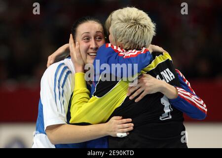 Les joueurs russes célèbrent après le coup de sifflet final lors du match final du Championnat du monde de handball féminin, la Norvège contre la Russie au Palais Omnisports de Bercy à Paris, France, le 16 décembre 2007. La Russie a gagné 29-24. Photo de Mehdi Taamallah/Cameleon/ABACAPRESS.COMABACAPRESS.COM Banque D'Images