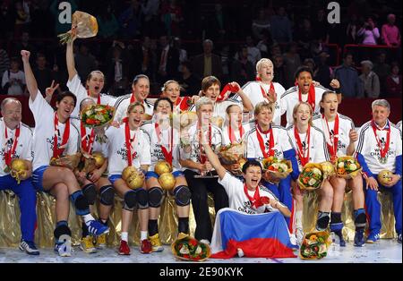 Les joueurs de Russie célèbrent après leur victoire lors du match final du Championnat du monde de handball féminin, la Norvège contre la Russie au Palais Omnisports de Bercy à Paris, France, le 16 décembre 2007. La Russie a gagné 29-24. Photo de Christian liewig/ABACAPRESS.COM Banque D'Images