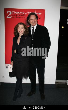 L'actrice Sabine Haudefin et François-Eric Gendron posent lors de la 2e cérémonie de remise des prix Raimu, qui s'est tenue à l'espace Pierre Cardin, à Paris, en France, le 17 décembre 2007. Photo de Denis Guignebourg/ABACAPRESS.COM Banque D'Images