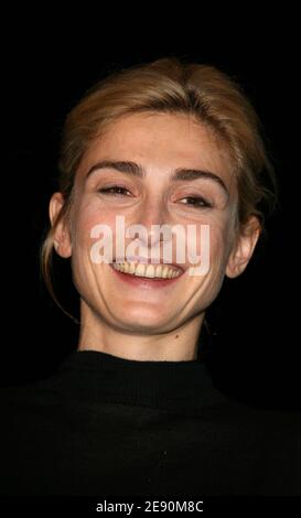 L'actrice française Julie Gayet pose lors de la 2e cérémonie de remise des prix Raimu, qui s'est tenue à l'espace Pierre Cardin, à Paris, en France, le 17 décembre 2007. Photo de Denis Guignebourg/ABACAPRESS.COM Banque D'Images