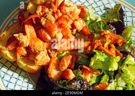 Petits pains de homard frais faits maison avec une salade Banque D'Images