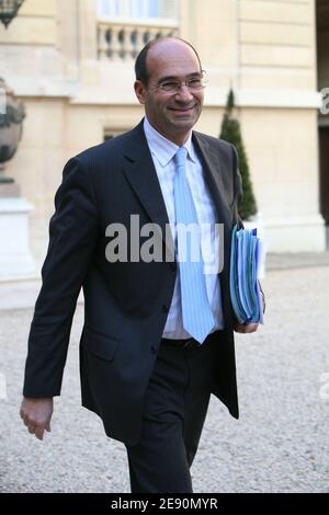 Eric Woerth quitte l'hebdomadaire conseil des ministres qui s'est tenu à l'Hôtel Marigny à Paris, en France, le 19 décembre 2007. Photo de Corentin Fohlen/ABACAPRESS.COM Banque D'Images