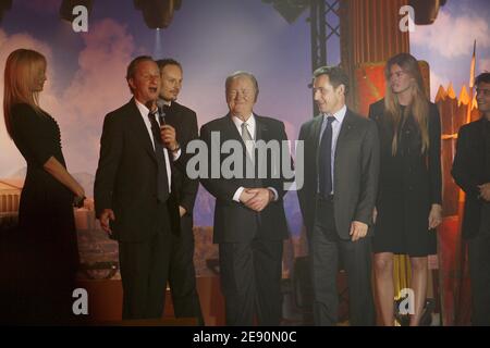 Adriana Karembeu, Thomas Langmann, Benoit Poelvoorde, Albert Uderzo, Vanessa Hessler, président Nicolas Sarkozy assistent à la cérémonie traditionnelle des arbres de Noël à l'Elysée Palace de Paris, France, le 19 décembre 2007. Photo de Mousse-Orban-Taamallah/ABACAPRESS.COM Banque D'Images