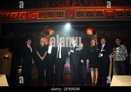 Adriana Karembeu, Benoit Poelvoorde, Albert Uderzo, président Nicolas Sarkozy, Vanessa Hessler et Thomas Langmann sur scène lors de la traditionnelle cérémonie des arbres de Noël à l'Elysée Palace à Paris, France, le 19 décembre 2007. Photo par ABACAPRESS.COM Banque D'Images