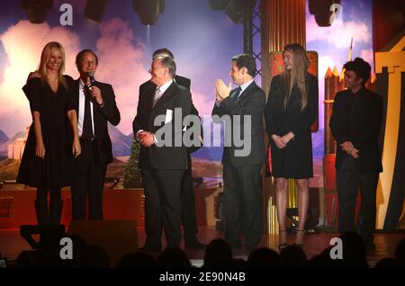 Adriana Karembeu, Benoit Poelvoorde, Albert Uderzo, président Nicolas Sarkozy, Vanessa Hessler et Thomas Langmann sur scène lors de la traditionnelle cérémonie des arbres de Noël à l'Elysée Palace à Paris, France, le 19 décembre 2007. Photo par ABACAPRESS.COM Banque D'Images