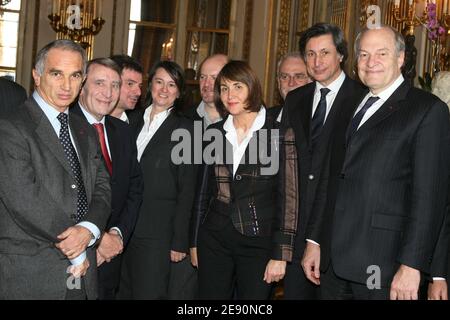 La ministre Christine Albanel et le PDG de France Television, Patrick de Caroris, sont photographiés, avec Jean-François Lepetit et Alain Terzian, lors de la signature de l'accord entre la chaîne d'Etat et les professionnels du cinéma, qui s'est tenu au Ministère de la Culture à Paris, en France, le 20 décembre 2007. Photo de Denis Guignebourg/ABACAPRESS.COM Banque D'Images