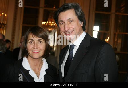 La ministre Christine Albanel et le PDG de France Television, Patrick de Caroris, sont photographiés lors de la signature de l'accord entre la chaîne d'Etat et les professionnels du cinéma, qui s'est tenu au Ministère de la Culture à Paris, en France, le 20 décembre 2007. Photo de Denis Guignebourg/ABACAPRESS.COM Banque D'Images