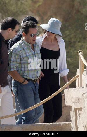 Le président français Nicolas Sarkozy avec sa petite amie, ancienne mannequin et chanteuse Carla Bruni, alors qu'ils arrivent pour une visite de la Vallée des Rois à Louxor, en Égypte, le 26 décembre 2007. Photo de Mousse/ABACAPRESS.COM Banque D'Images