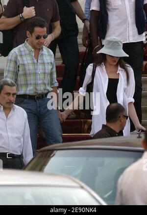 Le président français Nicolas Sarkozy avec sa petite amie, ancienne mannequin et chanteuse Carla Bruni, alors qu'ils arrivent pour une visite de la Vallée des Rois à Louxor, en Égypte, le 26 décembre 2007. Photo de Mousse/ABACAPRESS.COM Banque D'Images