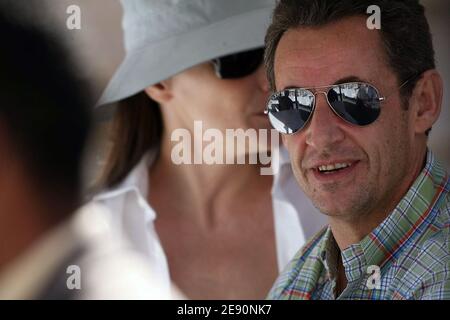 Le président français Nicolas Sarkozy avec sa petite amie, ancienne mannequin et chanteuse Carla Bruni, alors qu'ils arrivent pour une visite de la Vallée des Rois à Louxor, en Égypte, le 26 décembre 2007. Photo de Mousse/ABACAPRESS.COM Banque D'Images