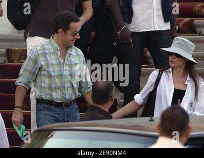 Le président français Nicolas Sarkozy avec sa petite amie, ancienne mannequin et chanteuse Carla Bruni, alors qu'ils arrivent pour une visite de la Vallée des Rois à Louxor, en Égypte, le 26 décembre 2007. Photo de Mousse/ABACAPRESS.COM Banque D'Images