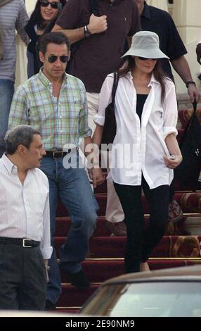 Le président français Nicolas Sarkozy avec sa petite amie, ancienne mannequin et chanteuse Carla Bruni, alors qu'ils arrivent pour une visite de la Vallée des Rois à Louxor, en Égypte, le 26 décembre 2007. Photo de Mousse/ABACAPRESS.COM Banque D'Images