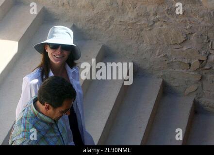 Le président français Nicolas Sarkozy avec sa petite amie, ancienne mannequin et chanteuse Carla Bruni, alors qu'ils arrivent pour une visite de la Vallée des Rois à Louxor, en Égypte, le 26 décembre 2007. Photo de Mousse/ABACAPRESS.COM Banque D'Images