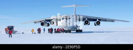 Marathon de glace antarctique et 100k 2007, du 8 au 23 décembre 2007, de Punta Arenas (Chili) à Patriot Hills (Antarctique). Vu ici est l'avion de cargaison Ilyushin 76 débarqué en toute sécurité sur la glace à Patriot Hills . Photo de Bertrand Mahe/Cameleon/ABACAPRESS.COM Banque D'Images