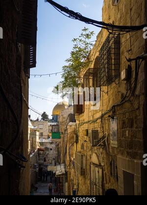 Le dôme du Rocher vu à la fin d'une rue du quartier musulman de la vieille ville de Jérusalem Banque D'Images